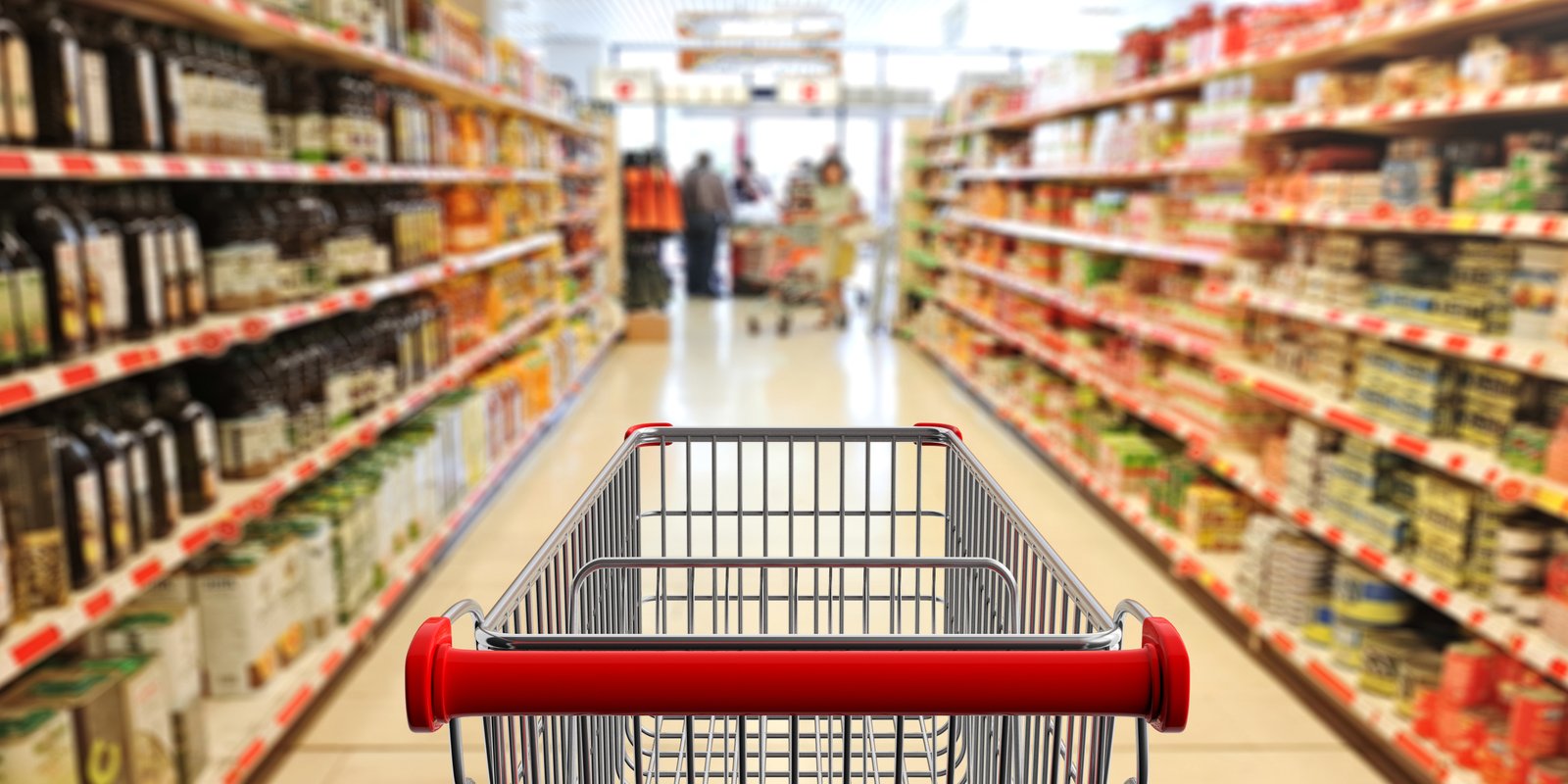 Pasillo de supermercado con poca afluencia.