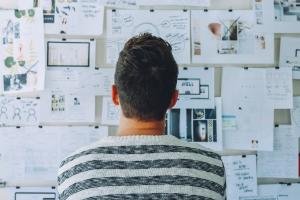 Persona analizando la información de un proyecto.