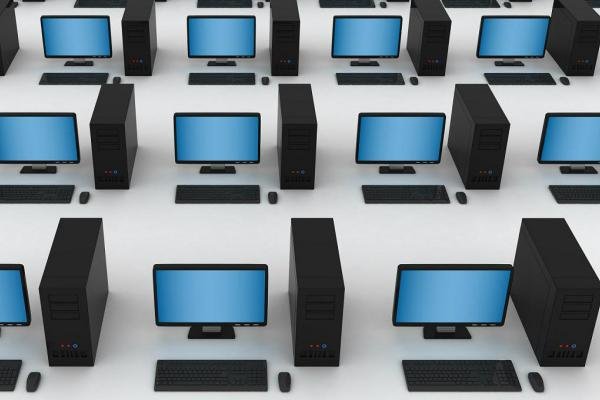 Múltiples computadoras acomodadas en filas y columnas sobre una superficie.