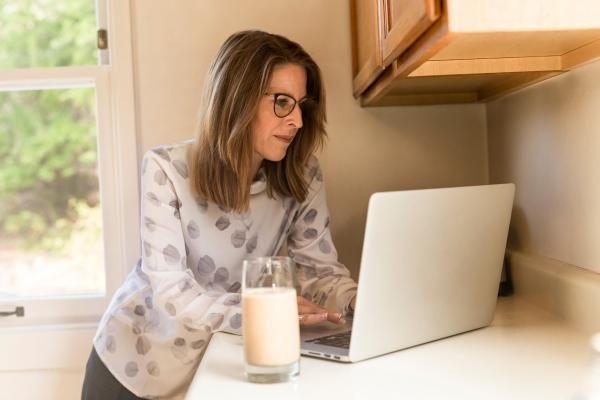 Mujer realizando compras por internet desde su casa.