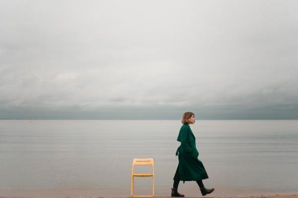 Mujer solitaria caminando en un páramo.
