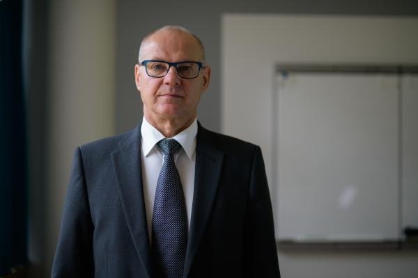 CEO de pie en alguna parte de la oficina.
