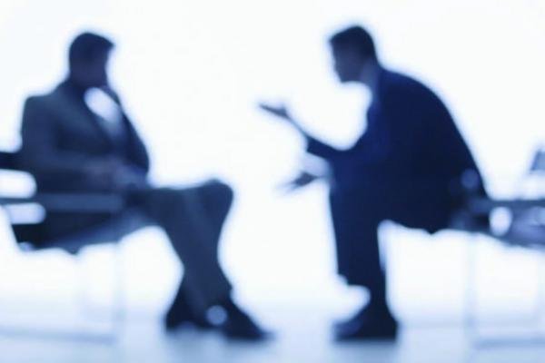 Dos personas en una sesión de coaching.