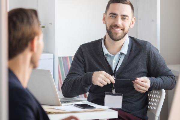 Dos personas en una sesión de coaching.