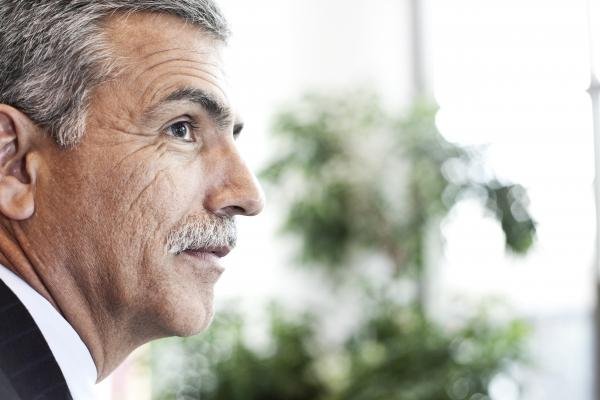 Rostro de empresario visto de perfil.