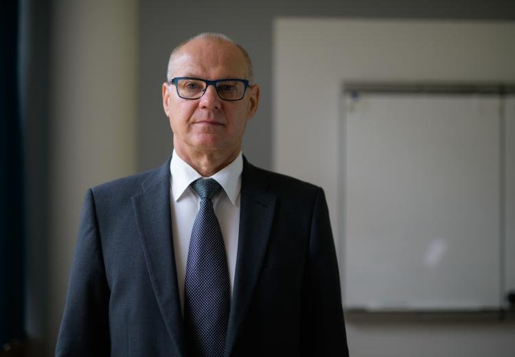 CEO de pie en alguna parte de la oficina.