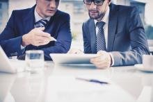 Dos personas en una sesión de consultoría.