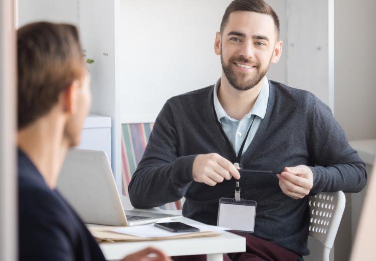Dos personas en una sesión de coaching.
