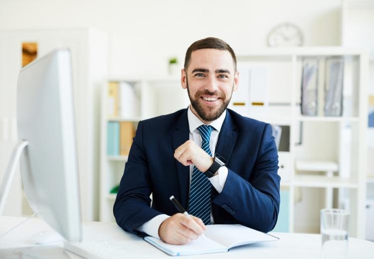 Ejecutivo en su escritorio.