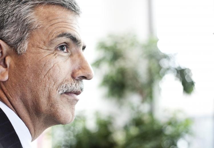 Rostro de empresario visto de perfil.