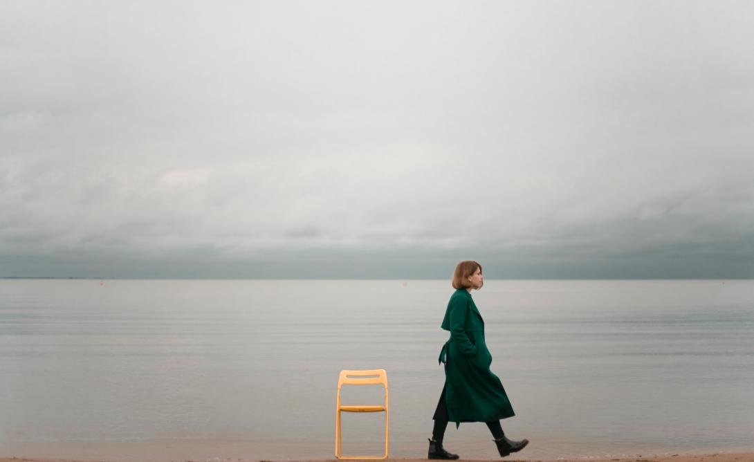 Mujer solitaria caminando en un páramo.